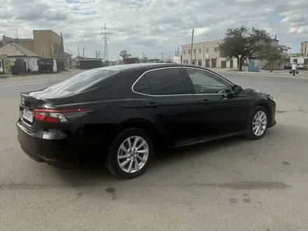 Toyota Camry 2023 года за 15 800 000 тг. в Семей – фото 4