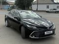 Toyota Camry 2023 года за 15 800 000 тг. в Семей – фото 2