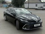 Toyota Camry 2023 года за 15 800 000 тг. в Семей – фото 2