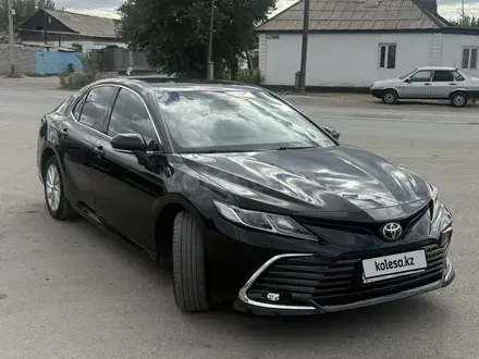 Toyota Camry 2023 года за 15 800 000 тг. в Семей – фото 2