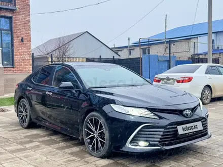 Toyota Camry 2018 года за 12 500 000 тг. в Уральск – фото 2