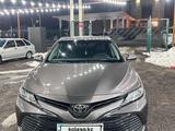 Toyota Camry 2018 годаfor13 500 000 тг. в Шымкент – фото 2