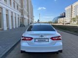 Toyota Camry 2021 года за 14 000 000 тг. в Астана – фото 4