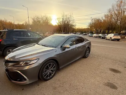 Toyota Camry 2023 года за 16 000 000 тг. в Актобе – фото 2