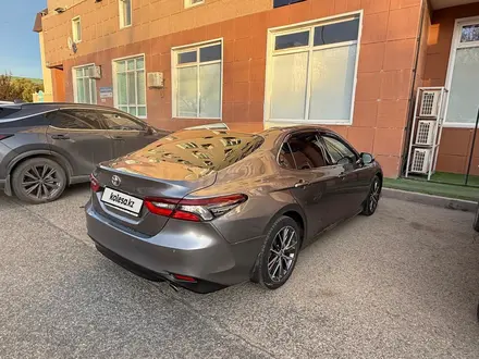 Toyota Camry 2023 года за 16 000 000 тг. в Актобе – фото 5