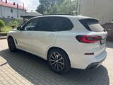 BMW X5 2021 года за 44 500 000 тг. в Алматы – фото 2