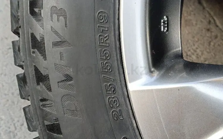 Шина с диском BRIDGESTONE 235/55/R19 за 980 000 тг. в Алматы