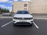 Volkswagen Tiguan 2017 года за 9 900 000 тг. в Астана – фото 2