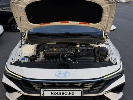 Hyundai Elantra 2024 года за 8 090 000 тг. в Алматы – фото 25