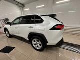 Toyota RAV4 2022 годаfor17 400 000 тг. в Атырау