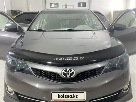 Toyota Camry 2014 года за 6 350 000 тг. в Уральск – фото 2