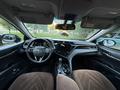 Toyota Camry 2022 года за 13 000 000 тг. в Уральск – фото 3