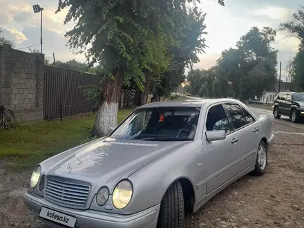 Mercedes-Benz E 320 1996 года за 3 500 000 тг. в Талдыкорган – фото 4