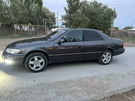 Toyota Camry 2000 года за 5 000 000 тг. в Шиели – фото 2