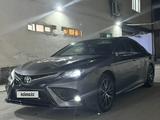 Toyota Camry 2021 года за 13 500 000 тг. в Актау – фото 2