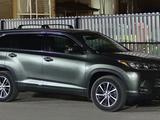 Toyota Highlander 2018 года за 14 000 000 тг. в Уральск – фото 2
