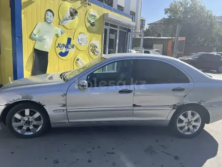 Mercedes-Benz C 200 2001 года за 2 400 000 тг. в Костанай – фото 2