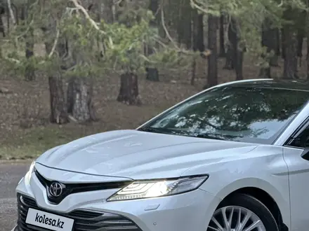 Toyota Camry 2019 года за 13 900 000 тг. в Караганда – фото 2