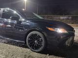Toyota Camry 2018 года за 8 500 000 тг. в Актобе – фото 3
