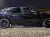 Toyota Camry 2018 года за 8 500 000 тг. в Актобе – фото 4