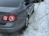 Volkswagen Passat 2005 годаүшін3 900 000 тг. в Актобе