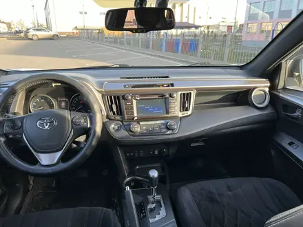 Toyota RAV4 2018 года за 13 300 000 тг. в Петропавловск – фото 16