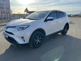 Toyota RAV4 2018 года за 13 700 000 тг. в Петропавловск