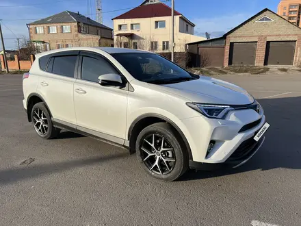 Toyota RAV4 2018 года за 13 300 000 тг. в Петропавловск – фото 4