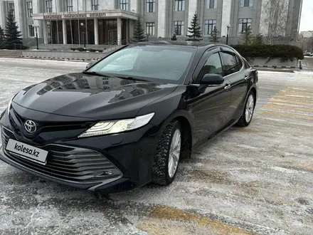 Toyota Camry 2018 года за 14 000 000 тг. в Астана – фото 2