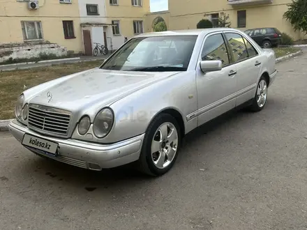 Mercedes-Benz E 320 1998 года за 3 200 000 тг. в Астана – фото 2