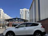 Toyota RAV4 2015 года за 10 300 000 тг. в Астана – фото 2