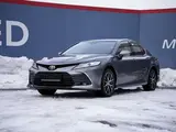 Toyota Camry Luxe 2023 года за 21 300 000 тг. в Алматы