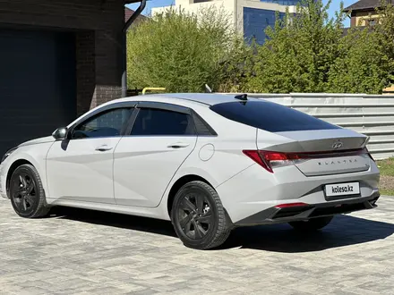 Hyundai Elantra 2022 года за 9 700 000 тг. в Актобе – фото 17