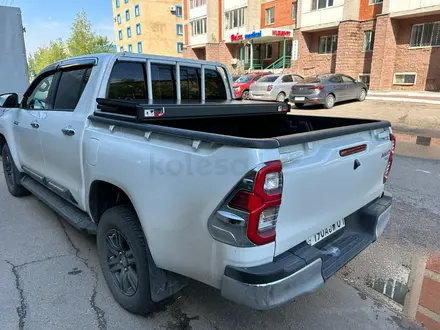 Крышка трехсекционная на Toyota Hilux за 335 000 тг. в Уральск – фото 2