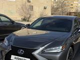 Lexus ES 300h 2022 годаfor18 500 000 тг. в Актау – фото 2