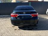 Toyota Camry 2015 года за 5 500 000 тг. в Уральск – фото 2