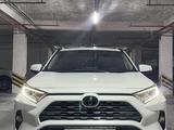 Toyota RAV4 2021 года за 18 500 000 тг. в Актау – фото 2