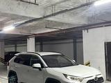 Toyota RAV4 2021 года за 18 500 000 тг. в Актау – фото 3