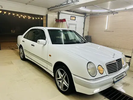 Mercedes-Benz E 320 1999 года за 5 100 000 тг. в Тараз – фото 2