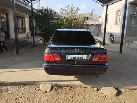 Mercedes-Benz E 230 1997 года за 1 990 000 тг. в Шардара – фото 4