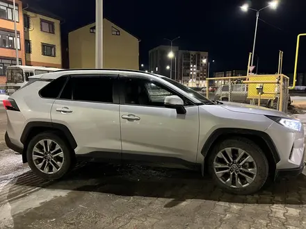 Toyota RAV4 2021 года за 17 000 000 тг. в Уральск – фото 4