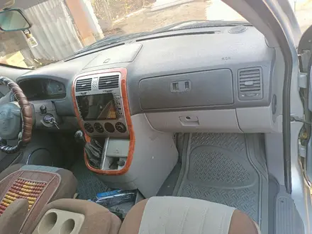 Kia Carnival 2002 года за 3 000 000 тг. в Арысь – фото 17