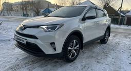 Toyota RAV4 2016 года за 11 600 000 тг. в Актобе