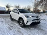 Toyota RAV4 2016 года за 11 900 000 тг. в Актобе – фото 2