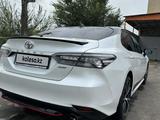 Toyota Camry 2020 года за 14 800 000 тг. в Семей – фото 4
