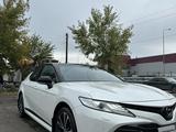 Toyota Camry 2020 года за 14 800 000 тг. в Семей – фото 3