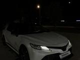 Toyota Camry 2020 года за 14 800 000 тг. в Семей – фото 5