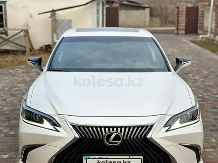 Lexus ES 250 2019 года за 18 300 000 тг. в Алматы – фото 2