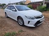 Toyota Camry 2015 года за 11 500 000 тг. в Уральск – фото 2