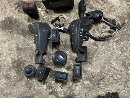 Кнопки на тойота авенсис камри за 2 000 тг. в Караганда